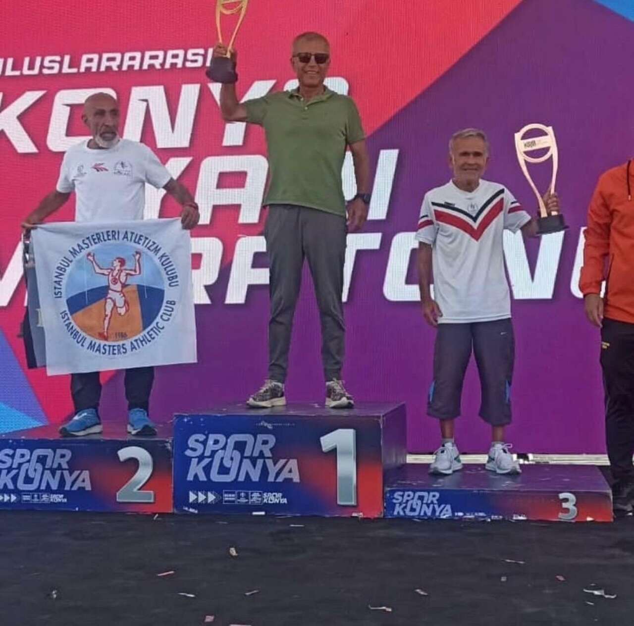 Konya’da da durdurulamadı! Koşan efsane arabasından çok kilometre yapıyor 3